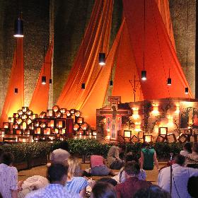 Taizé_prayer (c) wikimedia - creative license Taizé_prayer